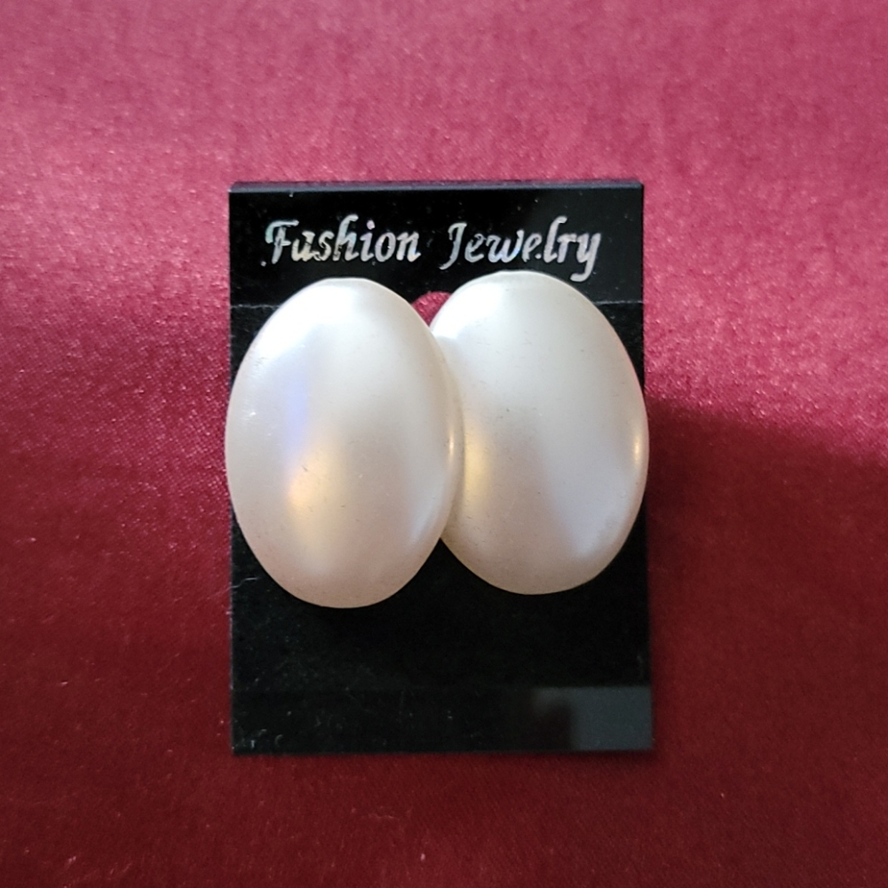 Vintage Plastic Pearl Oval Earrings